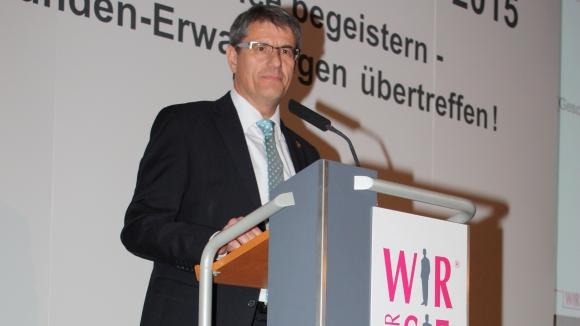 Manfred Dietzler, Geschäftsführer der WIR-FÜR-SIE, eröffnete seinen Konzept-Vortrag mit einem Blick auf den großen medialen Umbruch, der die Wirtschafts- und Handelswelt seit einiger Zeit massiv verändert