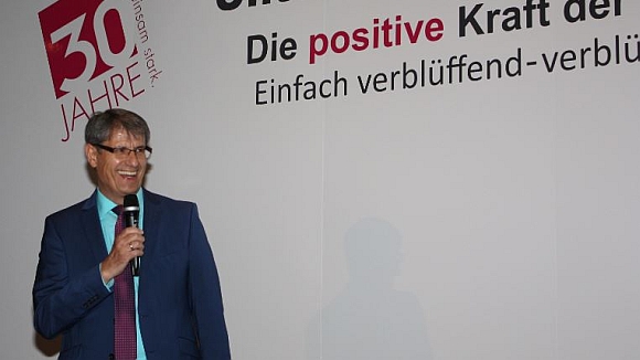  Dankesworte von Manfred Dietzler am Ende des gelungenen WIR-FÜR-SIE Jubiläums-Unternehmerkongress 2019 [Bild:  WIR-FÜR-SIE]