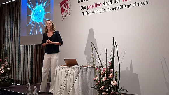  Kribbeln im Kopf -  Trainerin Nicola Fritze beim WIR-FÜR-SIE Jubiläums-Unternehmerkongress 2019 [Bild: parfuemerienachrichten]