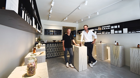 SAINT CHARLES Store, Wien: Co-Gründer und Apotheker Alexander Ehrmann und Co-Gründer Richard König wollen mit ihrem Konzept alle Sinne ansprechen.
