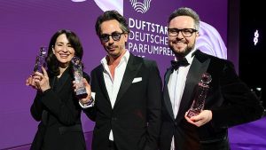 Foto: Linda Hoeck, künftige General Managerin DACH, Kilian Hennessy, Gründer von Kilian Paris, der mit dem Lifetime Achievement Award ausgezeichnet wurde und Alfonso Saturno, seit dem 1. Mai Director Commercial & Business Development für Österreich und die Schweiz.[Bild: Andreas Rentz]